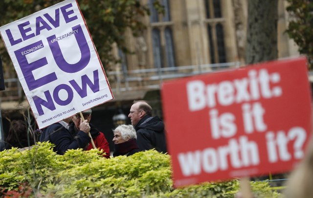 Pro and anti Brexit protesters near parliament in London, on Nov. 16 (Tanjug/AP)